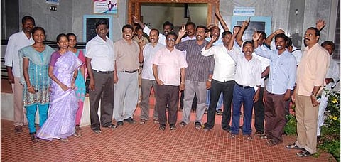 நாங்குநேரி வட்டாட்சியர் தாக்கப்பட்டதை கண்டித்து,ஆலங்குளத்தில் வருவாய்த்துறையினர் கண்டன ஆர்ப்பாட்டம்