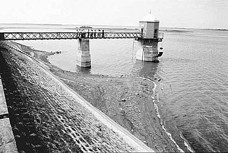 பற்றாக்குறை காலத்திலும் தனியாருக்கு தாரைவார்க்கப்படும் சென்னைக் குடிநீர்