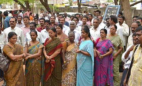 முதுகலைப்பட்டதாரி ஆசிரியர்களுக்கான கலந்தாய்வு முகாமில் முறைகேடு செய்வதாக கூறி ஆசிரியர்கள் புறக்கணிப்பு