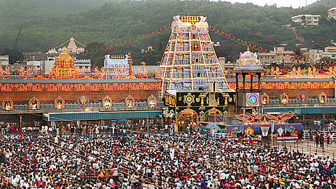ஏழுமலையான் தரிசனம்:
15 மணிநேரம் காத்திருப்பு