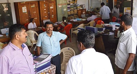 கூட்டுறவு உதவி இயக்குநர் அலுவலகத்தில் லஞ்ச ஒழிப்பு போலீஸார் திடீர் சோதனை: கணக்கில் வராத ரூ.51,500 பறிமுதல்