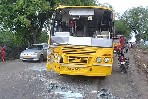 விருதுநகர் அருகே கல்லூரி பேருந்து மீது தனியார் பேருந்து மோதல்: மாணவ, மாணவிகள் உள்பட 16 பேர் காயம்