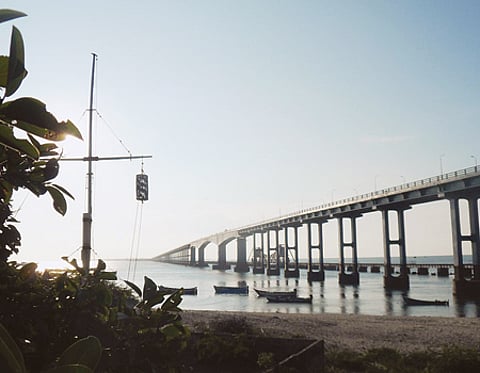 பாம்பன் மேம்பாலத்தில் இருந்து குதித்து கரூரைச் சேர்ந்த பெண் தற்கொலை