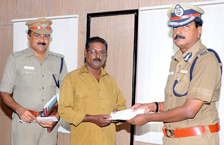 பயணி தவறவிட்ட 30 பவுன் நகைகள்: மீட்டுத் தந்த ஆட்டோ ஓட்டுநருக்கு பாராட்டு