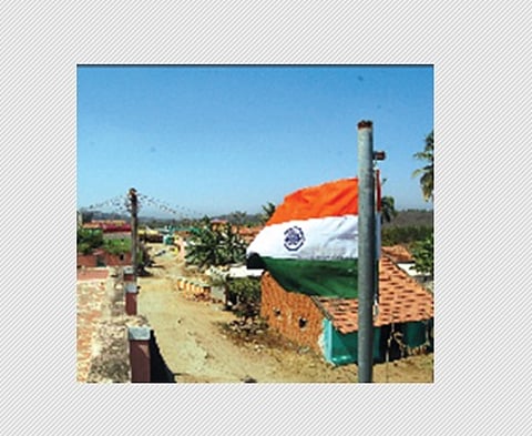 கட்சிக் கொடிகளுக்கு அனுமதி மறுக்கும் கிராமம்!