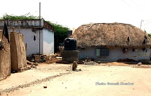 துறையூர் அருகே தேர்தலை புறக்கணிக்க கிராமத்தினர் முடிவு; வீடு முன்பு கறுப்புக் கொடி கட்டி போராட்டம்