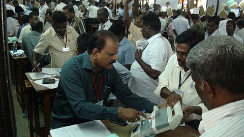 விருதுநகர் மக்களவை தொகுதி வாக்கு எண்ணும் மையத்தில் பிரச்னையில் ஈடுபட்ட முகவர்கள்