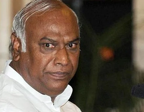 தேர்தலில் சீட் வழங்காததால் காங்கிரஸ் தலைவர்கள் பதவி விலகல்!