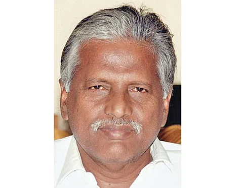 இரு அணிகள் இணைப்புக்கு இரு அமைச்சர்கள் முட்டுக்கட்டையாக உள்ளனர்