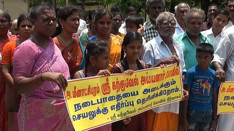 விருதுநகர் அருகே கோவில் நிலத்தில் சுற்றுச்சுவர் எழுப்பும் தனியார் மீது நடவடிக்கை எடுக்கக் கோரி எஸ்.பியிடம் மனு