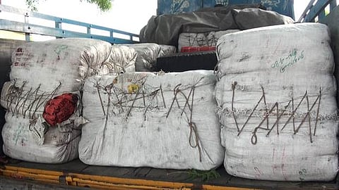 அனுமதியின்றி மினி லாரியில் கருந்திரி கடத்திய 3 பேர் கைது: 20 கருந்திரி மூட்டைகள் பறிமுதல்