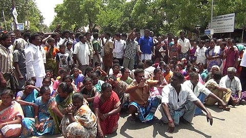 விருதுநகர் அரசு மருத்துவமனையில் வெடிவிபத்தில் உயிரிழந்தோரின் சடலங்களை வாங்க மறுத்து கிராம மக்கள் முற்றுகை