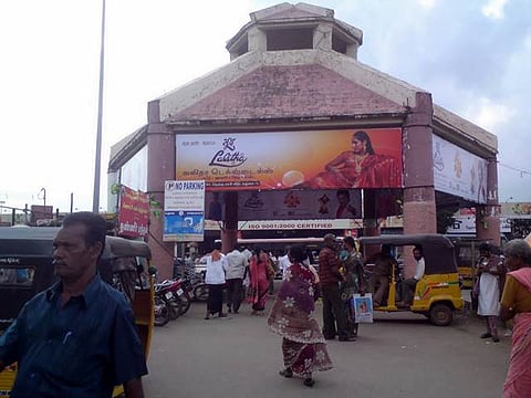 பஸ் நிலையத்தில் தனியாக நின்றவரை மிரட்டி ஏடிஎம் கார்டைப் பறித்து பணம் சுருட்டிய போலீஸார் 3 பேர் கைது