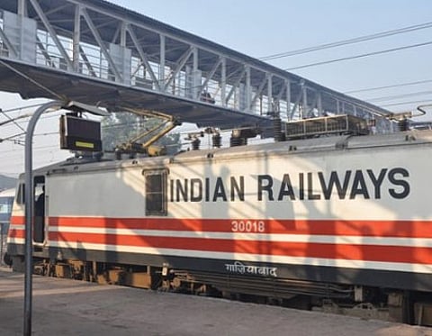 ரயில்வே கிடங்கில் கேட்பாரற்றுக் கிடந்த பார்சலில் கையெறி குண்டுகள்: ஏலம் விட பிரித்த போது அதிர்ச்சி