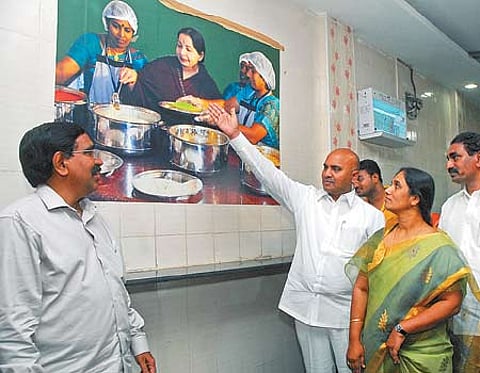 அம்மா உணவகத்தைக் காப்பியடிக்க திட்டமிடும் சௌஹான்
