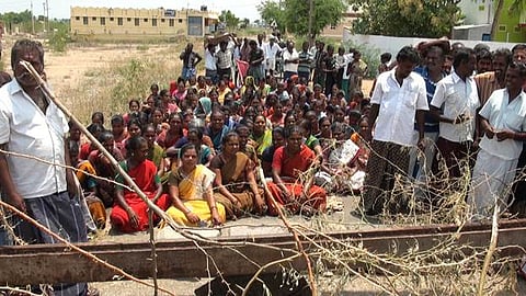 விருதுநகர் அருகே ரயில்வே கேட்டை அடைப்பதை கண்டித்து பொதுமக்கள் மறியல் போராட்டம்