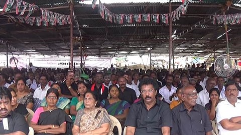 விருதுநகரில் கொட்டும் மழையிலும் அதிமுகவினர் கறுப்பு ஆடை அணிந்து உண்ணாவிரதப் போராட்டம்