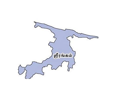 ஸ்ரீரங்கத்தில் வாக்குக்கு பணம் கொடுக்க முயன்ற 4 பேர் கைது: எதிரணியினர் தாக்கியதில் 3 பேர் காயம்