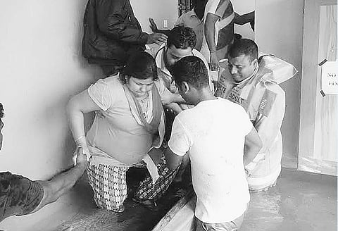 வெள்ளத்தில் சிக்கிய 800 கர்ப்பிணிகள் மீட்பு