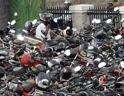 திருட்டு வாகனங்களின் புகலிடமாகும் வாகன நிறுத்தும் மையங்கள்