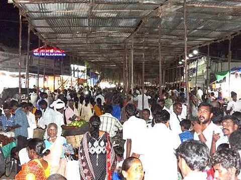 பழனி அடிவாரம் வடக்கு கிரிவீதியில் பக்தர்களுக்காக திருக்கோயில் சார்பில் நிழற்பந்தல்