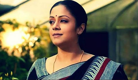 கைவிலங்கிட்ட குற்றவாளியுடன் 36 வயதினிலே படம் பார்த்த போலீஸார்