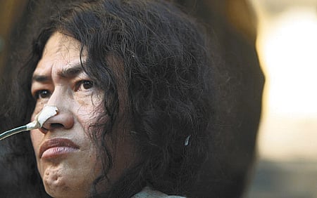 போராட்டத்தின் இடையே காதல்!