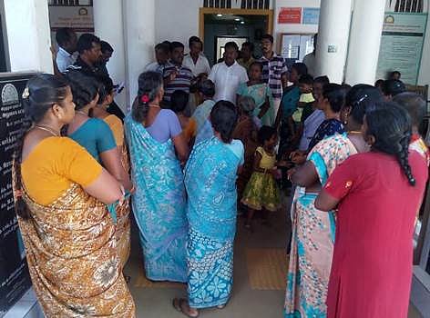 விருதுநகர் நகராட்சியில் மோட்டாரை பழுதுநீக்கக் கோரி பொதுமக்கள் முற்றுகை