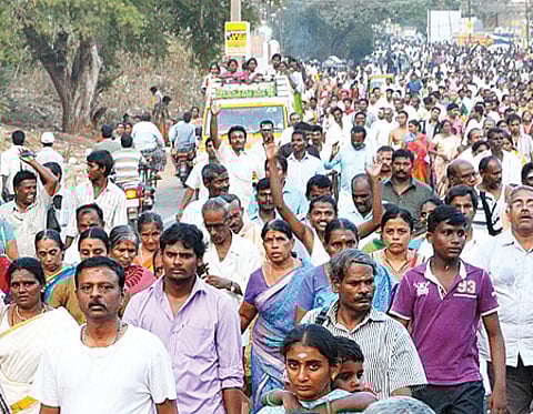 கொளுத்தும் வெயிலையும் பொருட்படுத்தாமல் திருவண்ணாமலையில் 2வது நாளாக பக்தர்கள் கிரிவலம்