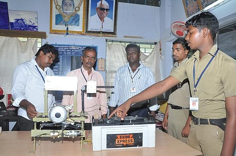 மக்கள் குறைதீர் கூட்டத்தில் 98 பேருக்கு நலத்திட்ட உதவிகள் வழங்கல்