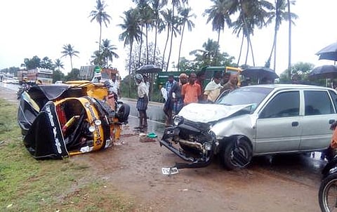 குளித்தலை அருகே ஆட்டோ-கார் நேருக்கு நேர் மோதல்: டிரைவர் பலி, 4 பேர் படுகாயம்