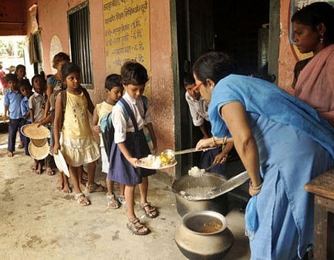 சத்துணவுப் பணியாளர் காலியிடங்களை இந்த மாத இறுதிக்குள் நிரப்ப திட்டம்