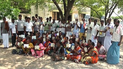 இலவச நிலம் வழங்க வலியுறுத்தி பொதுமக்கள் குடும்ப அட்டைகளை ஒப்படைக்கும் போராட்டம்