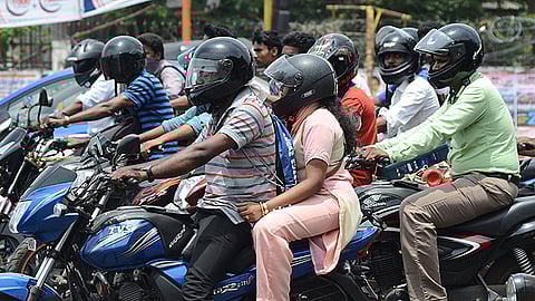 தலைக்கவசம் இல்லையெனில் பெட்ரோல் கிடையாது: உத்தரப் பிரதேசத்தில் இன்று முதல் புதிய விதி அமல்