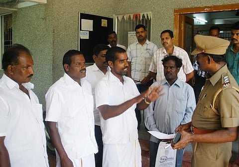 தமிழக மீனவர்கள் மீது இலங்கை மீனவர்கள் தாக்குதல்:பாதிக்கப்பட்டவர்கள் கடலோரக் காவல் நிலையத்தில் புகார்