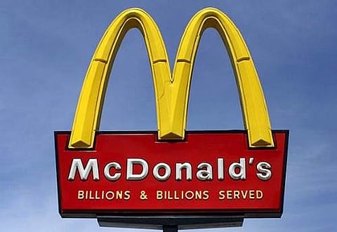 இலவசமாக குடிநீர் வழங்கியதற்காக மெக் டொனால்டு ஊழியரைத் தாக்கிய வாடிக்கையாளர்!