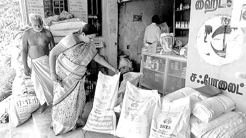 சர்க்கரை மூட்டைகளை பதுக்கிய கிடங்குக்கு "சீல்': உணவுப் பாதுகாப்புத் துறையினர் நடவடிக்கை