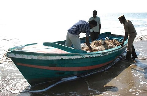 வேதாரண்யத்தில் கரை ஒதுங்கிய ஆளில்லா இலங்கைப் படகு