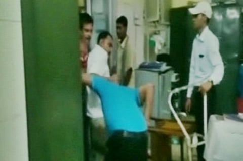 உரிய நேரத்தில் ஆம்புலன்ஸ் அனுப்பாததால் மருத்துவரைச் சரமாரியாக தாக்கிய மர்ம நபர்கள்