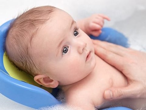 14. பச்சிளம் குழந்தைக்கு எண்ணெய் மசாஜ்