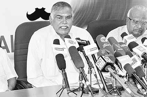 திருநெல்வேலியில் செய்தியாளர்களுக்குப் பேட்டியளித்த பொதுப் பணித் துறை மூத்த பொறியாளர் சங்க நிர்வாகிகள்.