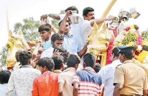 215 ஆவது குரு பூஜை விழா: மருது சகோதரர்கள் சிலைக்கு அரசியல் கட்சியினர் மரியாதை