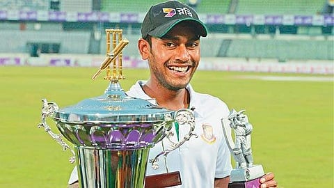 ஆட்டநாயகன் மற்றும் தொடர் நாயகன் விருதுகளுடன் மெஹதி.