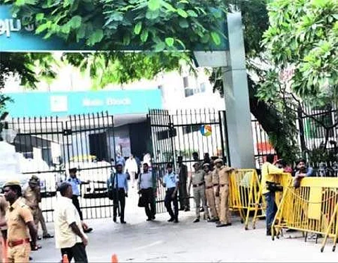 மூச்சுத்திணறல்: பிரபல தமிழ் திரைப்பட இயக்குநர் மருத்துவமனையில் அனுமதி