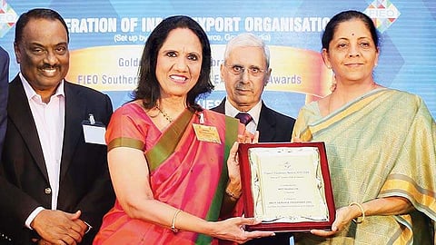 விழாவில் மருத்துவத் துறையில் சிறப்பாக சேவை புரிந்தமைக்கான விருதை சென்னை மியாட் மருத்துவமனையின் தலைவர் மல்லிகா மோகன்தாஸþக்கு வழங்குகிறார் மத்திய அமைச்சர் நிர்மலா சீதாராமன். உடன், (இடமிருந்து) கூட்டமைப