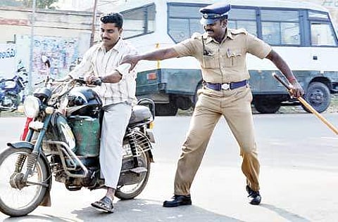 தலைக்கவசம் அணியாத காவலர்கள் மீது வழக்கு: சென்னை காவல்துறை அதிரடி உத்தரவு