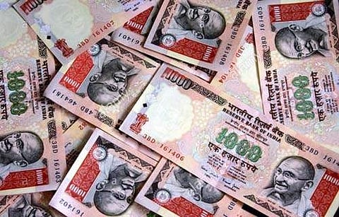 குடிசை மக்கள் மூலம் பணத்தை மாற்றும் வட்டிக் கடைக்காரர்கள் ரூ. 4 ஆயிரத்துக்கு ரூ. 300 கமிஷன்