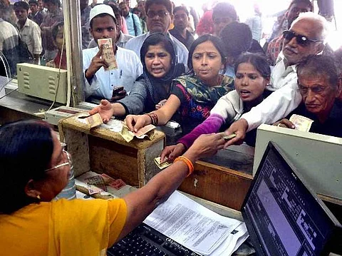 வங்கிகளில் நாளை முதியவர்கள் மட்டுமே பணம் எடுக்கலாம்: திடீர் அறிவிப்பு!