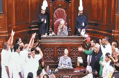 மாநிலங்களவையில் வியாழக்கிழமை அமளியில் ஈடுபட்ட எதிர்க்கட்சி உறுப்பினர்கள்.