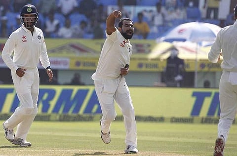 ஸ்டம்பு எகிறியது! குக்கை அற்புதமாக கிளீன் போல்ட் செய்த ஷமி! (வீடியோ)